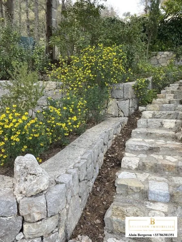 Jardin - Villa avec SPA et Potentiel d'Agrandissement au Tignet