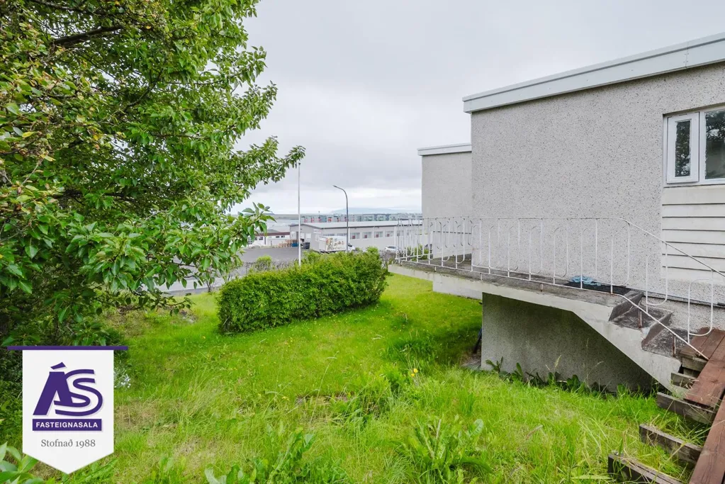 Giardino - House with Garden and Pool in Hafnarfjörður