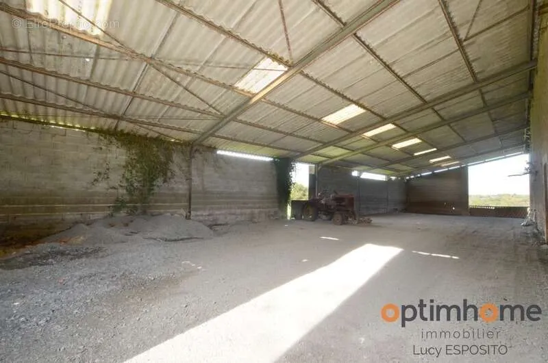 Garage - Ferme Rénovée avec Grand Jardin à Cherves-Châtelars