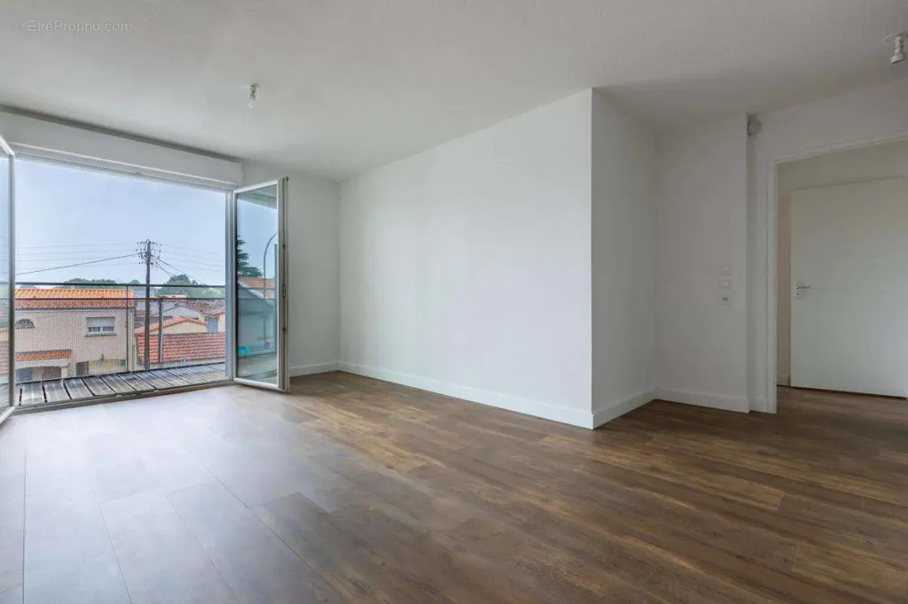 Rooms - 3-Bed Apartment with Balcony in Saint-Sébastien