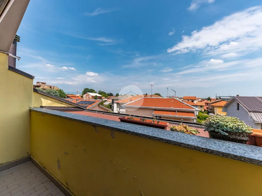 Rõdu - Mansarded Apartment with Balcony in Uboldo