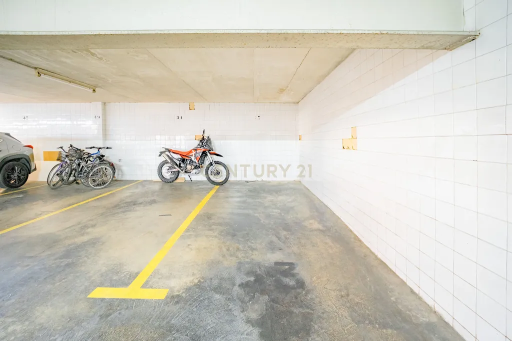 Garage - Apartment with River View and Terrace in Campanar