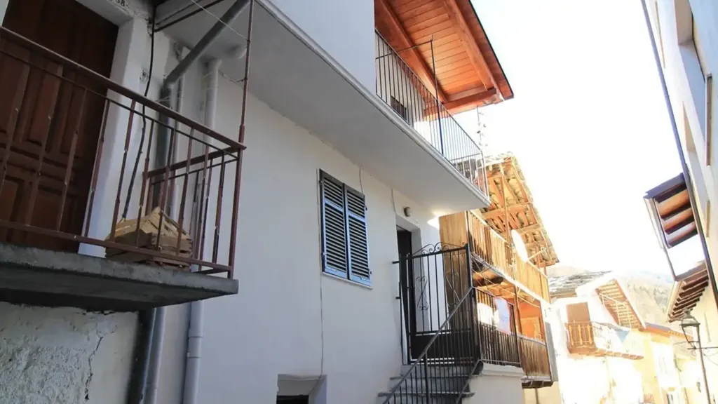 Pièces - Restructured House in Frassino Centre