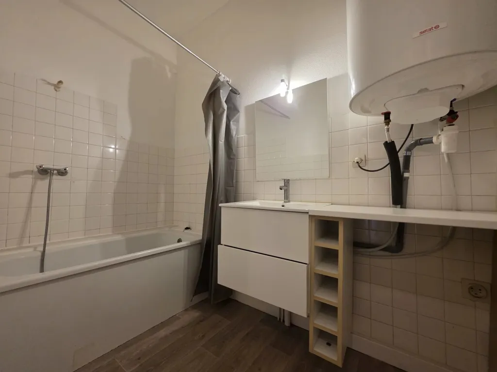 Salles de bain - Appartement T2 Meublé avec Climatisation à Proximité du Centre-Ville