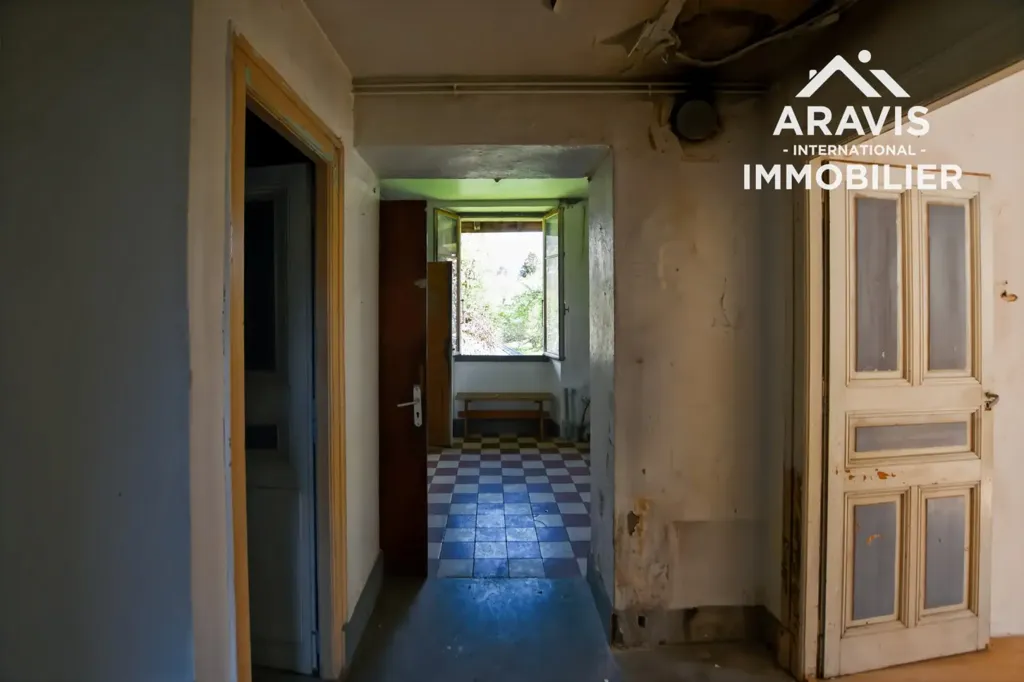 Entrée - Maison de Caractère avec Potentiel à Rénover