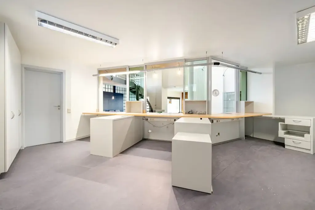Studio - Commercial Property with Residential Unit in Kruisem
