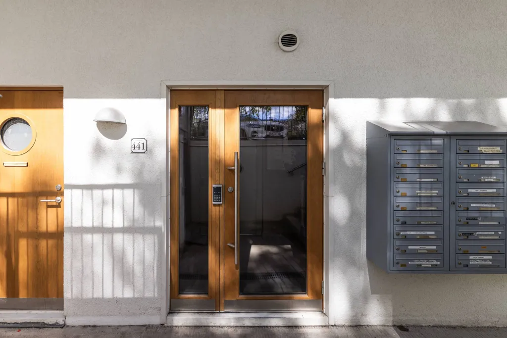 Entrée - Modern Flat with Large Windows in Stockholm