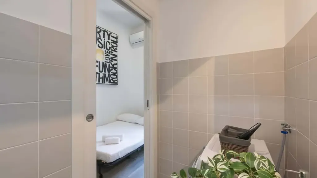 Vannitoad - Studio Apartment with City View in Milan