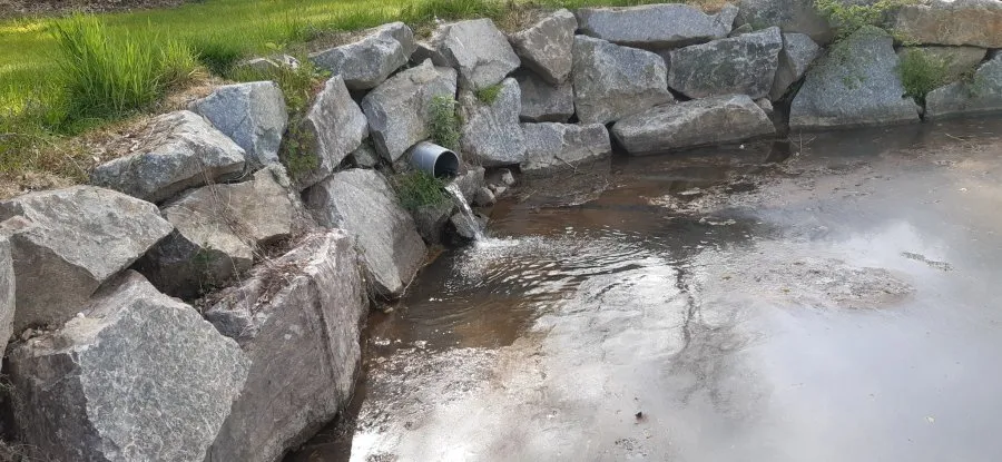 Piscine - Terrain avec Étangs Vidangeables et Maison à Épinal