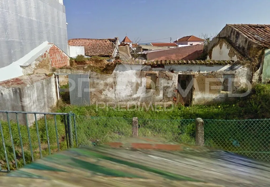 Aed - Urban Plot with Ruin near A8 Junction