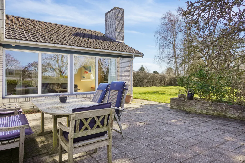 Terrasse - 1970s Villa with Garden in Ramløse