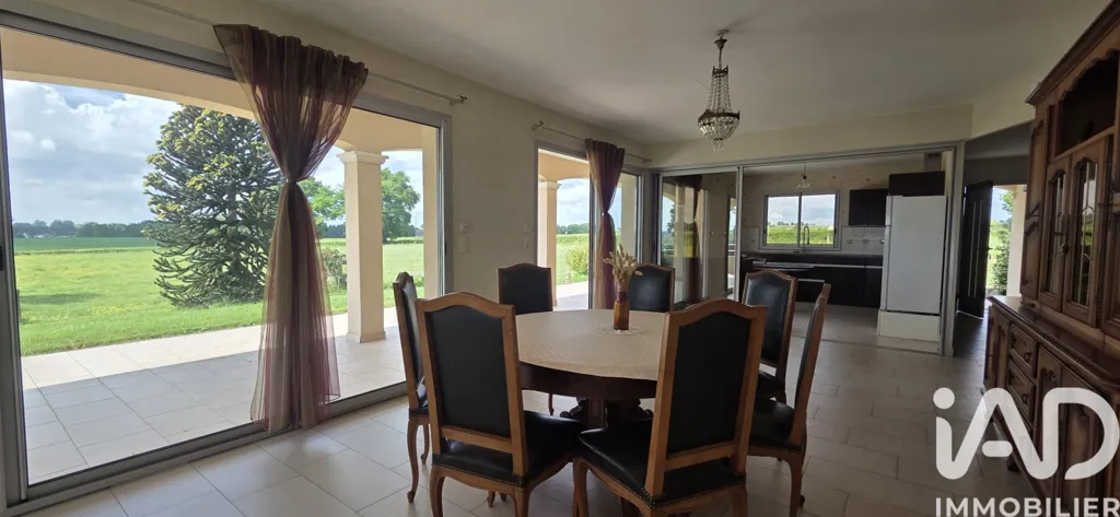 Dining Room - Spacious House with Garden in Volesvres