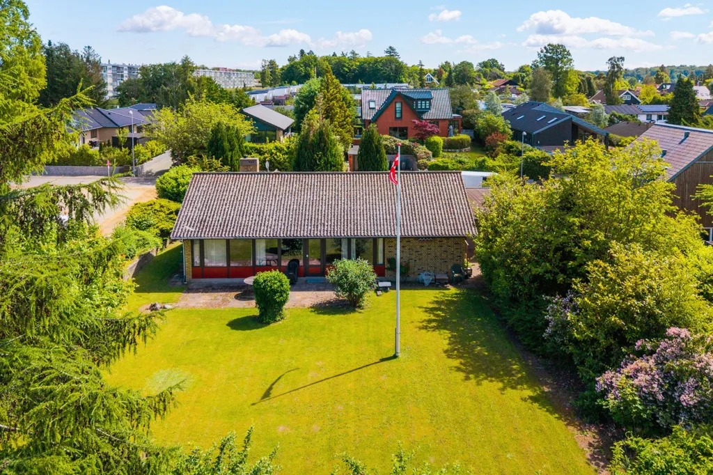 Õhuvaade - Classical Villa with Lake View in Værløse