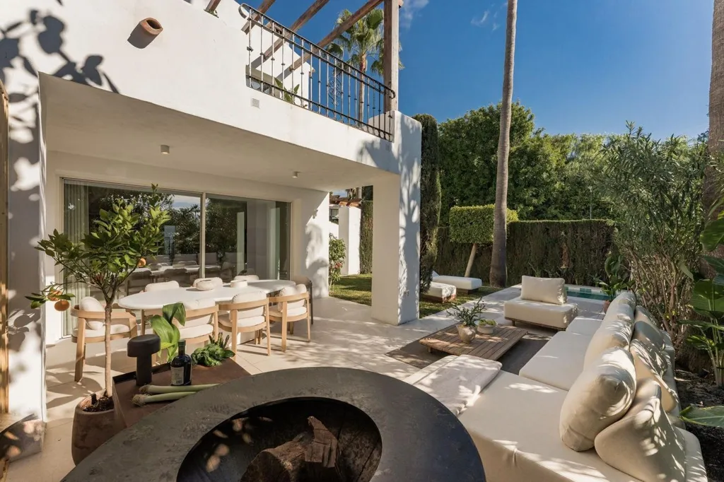 Terrasse - Corner Semi-Detached Villa with Pool in Marbella