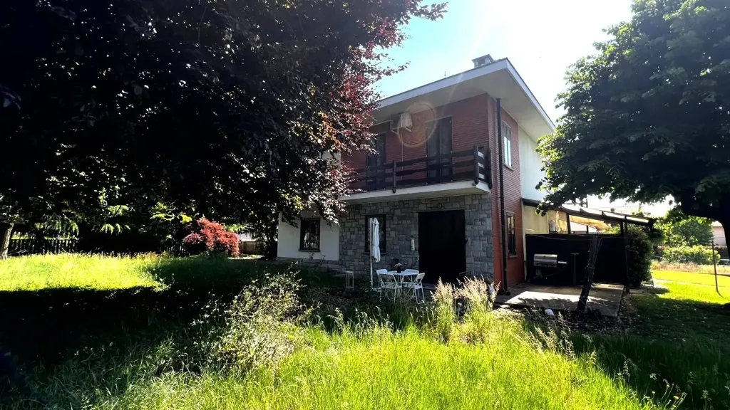 Välivaade - Villa with Edificabile Potential in Bernareggio