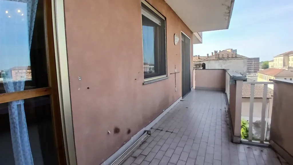 Balcon - Triplex Apartment with Balconies in Mortara