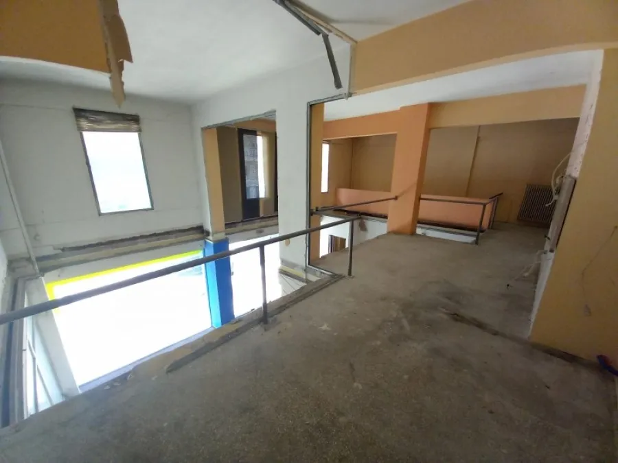 Pièces - Three-Storey Shop with City View in Serres Centre