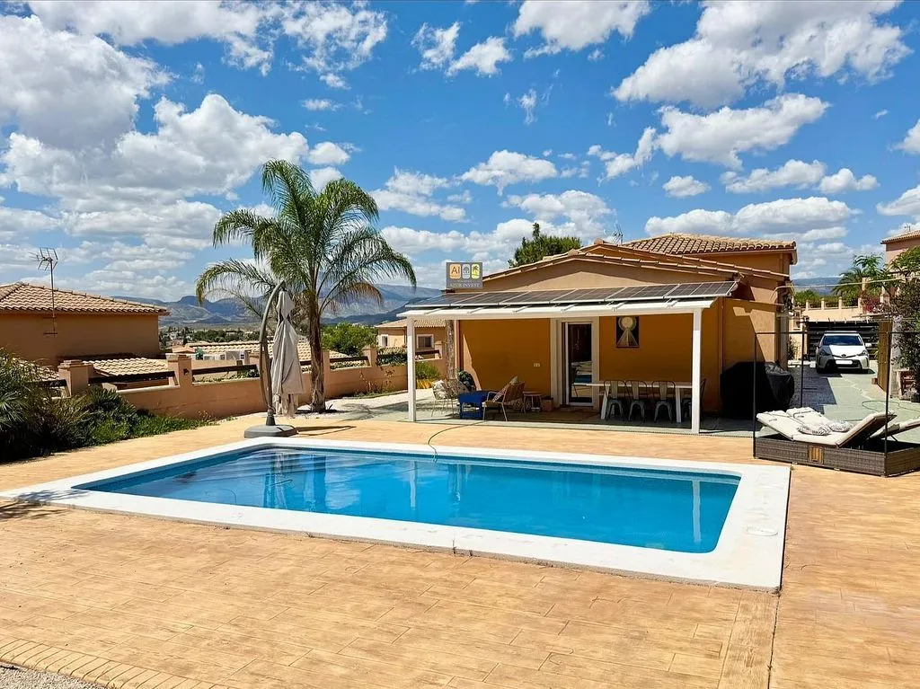 Bassein - Chalet with Private Pool in Bonalba Urbanisation