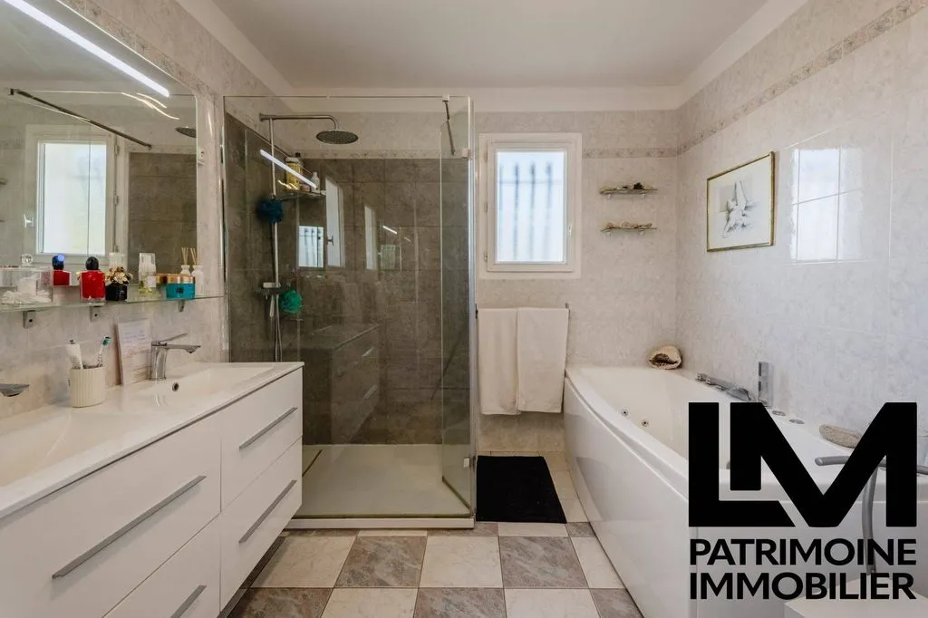 Bathrooms - Luxury Villa with Pool in Agde