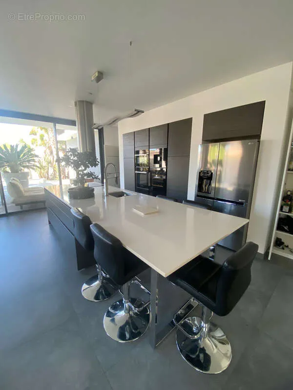 Cuisine - Villa Contemporaine avec Piscine à Lattes