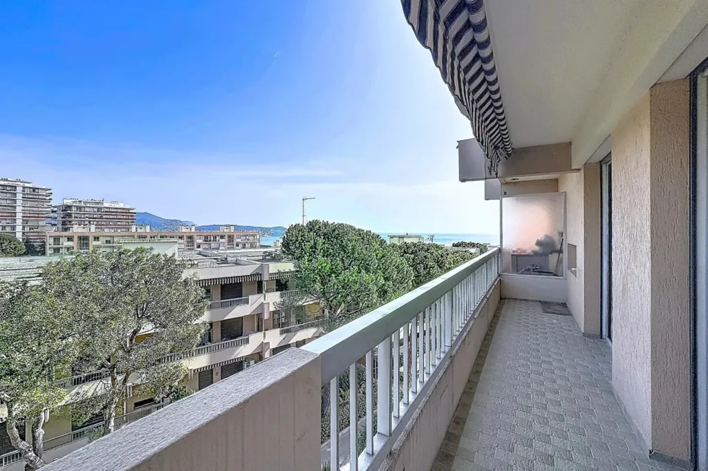 Rõdu - Renovated 4-Piece Apartment with Sea View in Nice