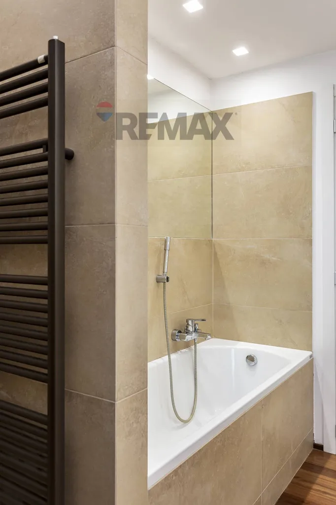 Salles de bain - Spacious Triplex with Panoramic View in Tregasio