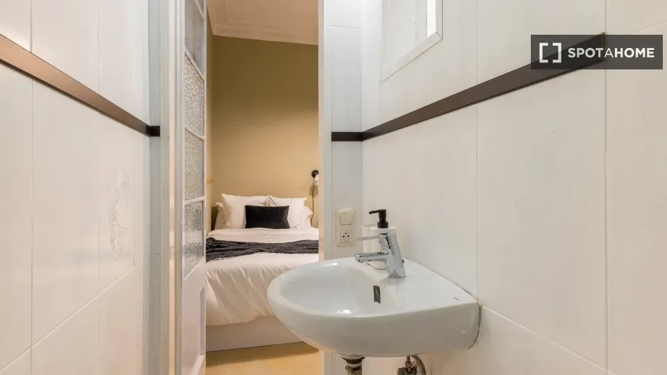 Salles de bain - Shared Flat with 6 Rooms in L'Antiga Esquerra