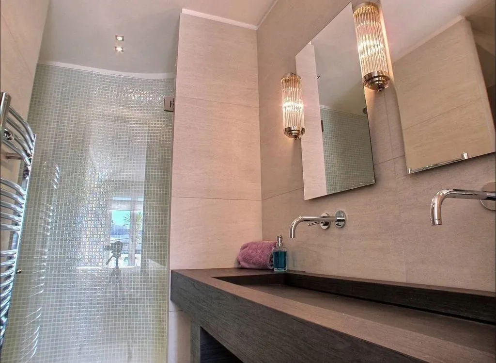 Salles de bain - Penthouse avec terrasse sur le toit à Cannes