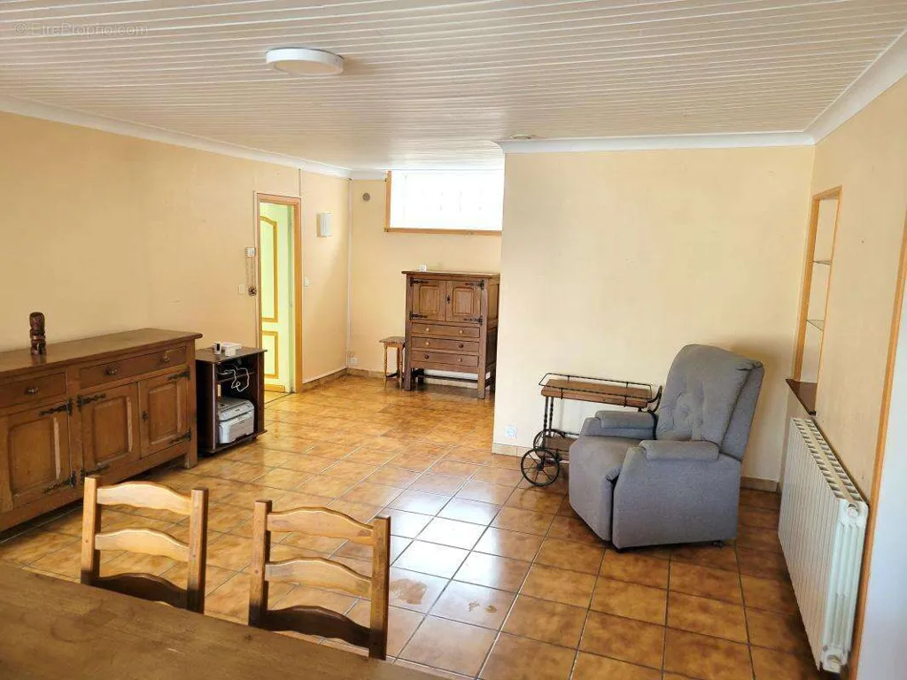 Sala da pranzo - Spacious Bungalow with Veranda in Wattrelos