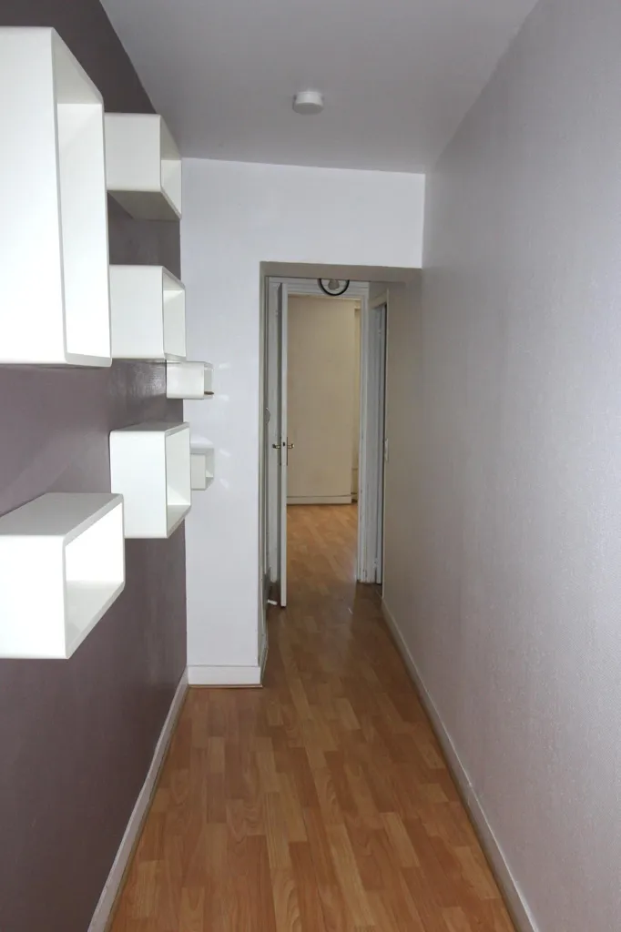 Hallway - Bright 3-Piece in Bourg-la-Reine