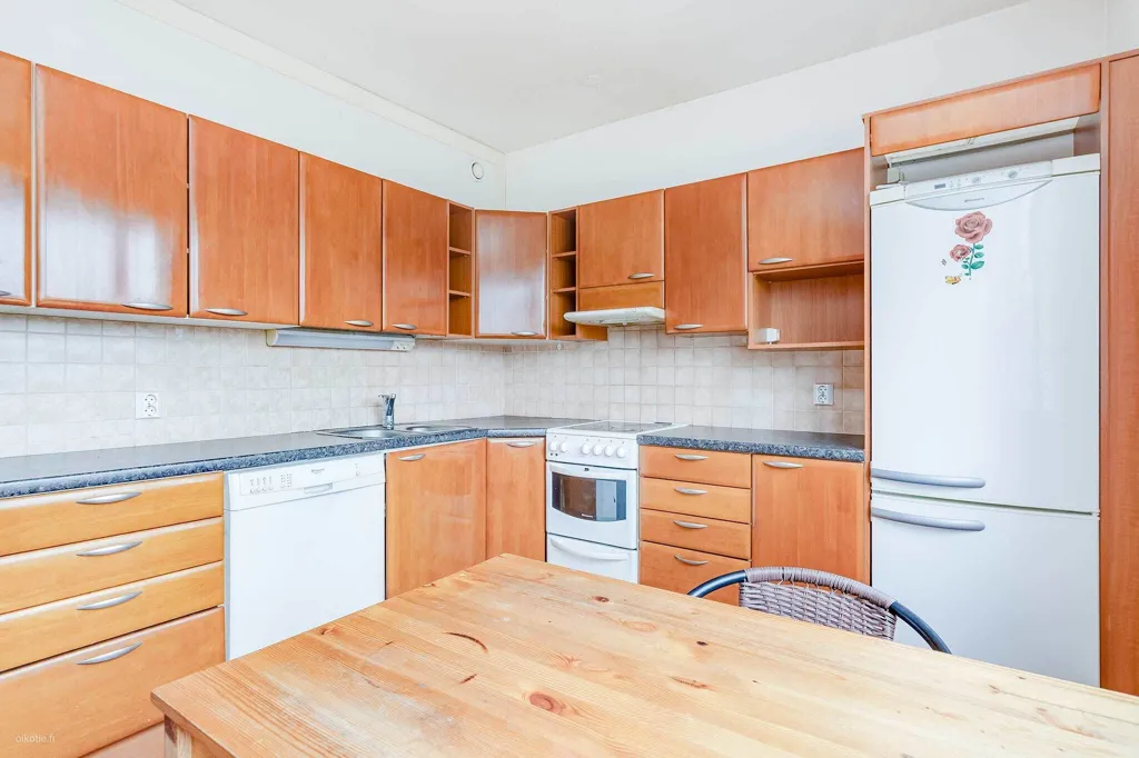 Köök - Spacious Apartment with Balcony in Tampere Hervanta