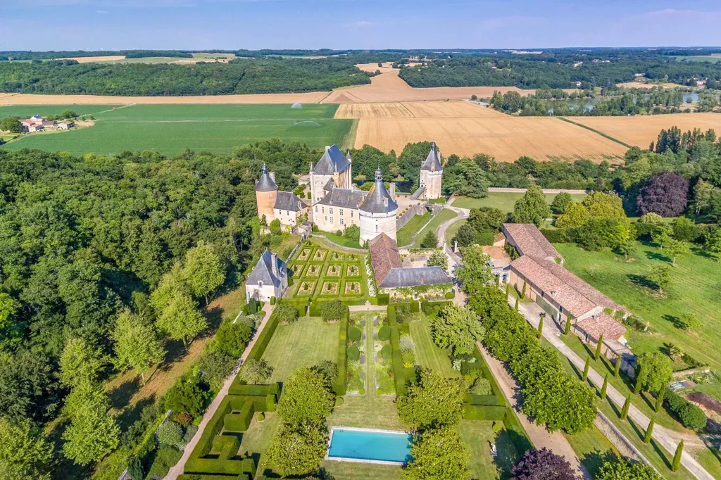 Õhuvaade - Medieval Château with River View near Poitiers