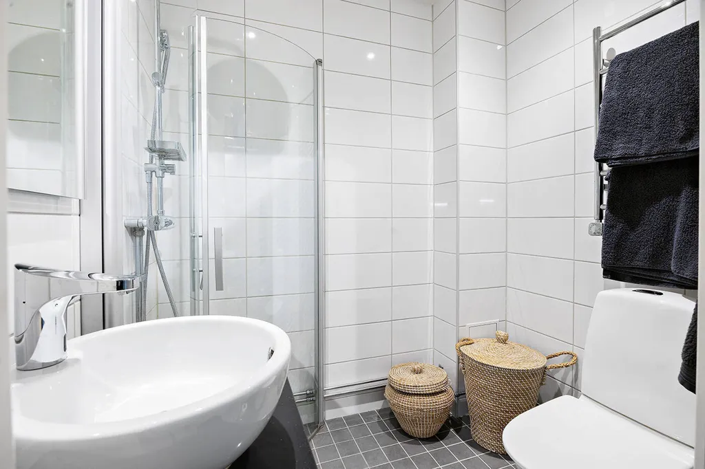 Vannitoad - Two-Bedroom Flat with Garden Access in Kungsholmen