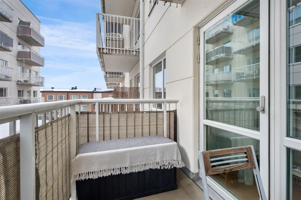 Balcon - Modern 2-Bedroom with Balcony in City Centre