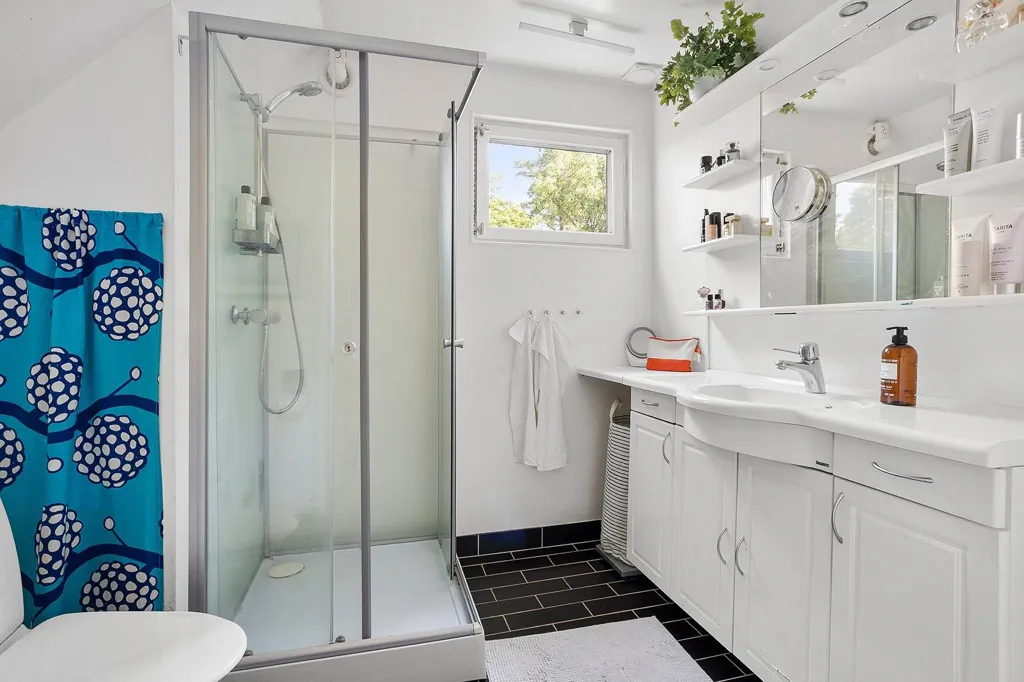 Salles de bain - Classic Villa with Parkett Floors in Kalmar