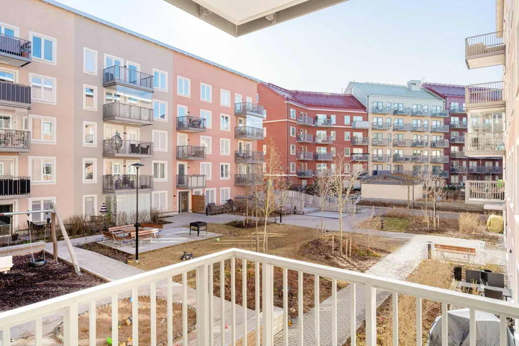 Balcone - 2nd Floor Apartment with Balcony in Täby