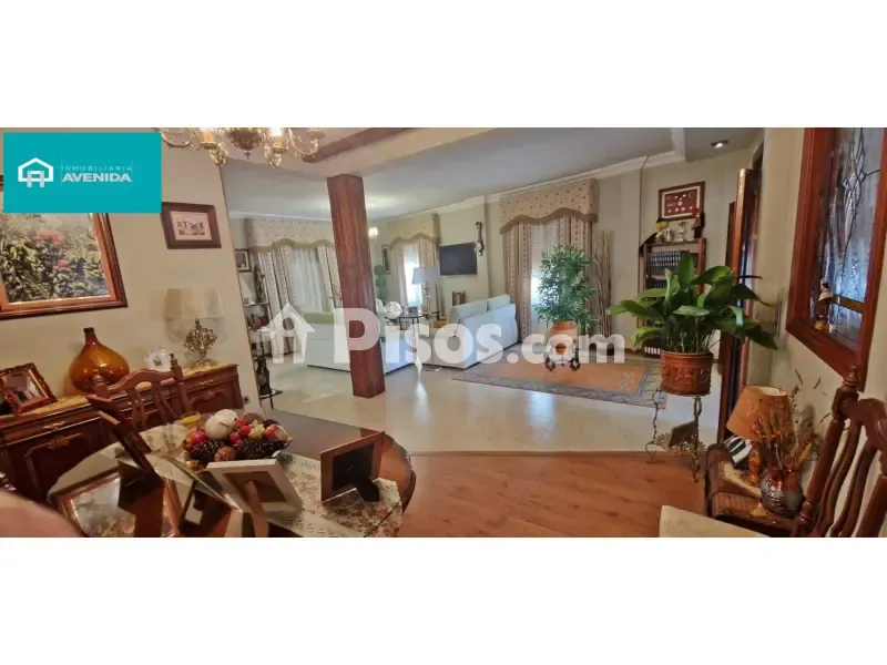 Séjour - Three-Bedroom House with Private Garden in Central District
