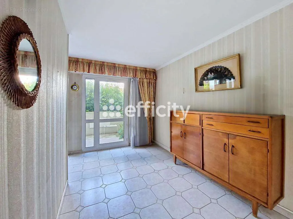 Esik - Apartment with Balcony and Terrace in Eaubonne