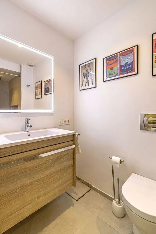 Salles de bain - Traditional Chalet with Pool in Las Chapas, Marbella