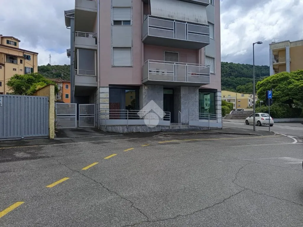 Extérieur - Directional/Sanitary Space in Carrara Centre