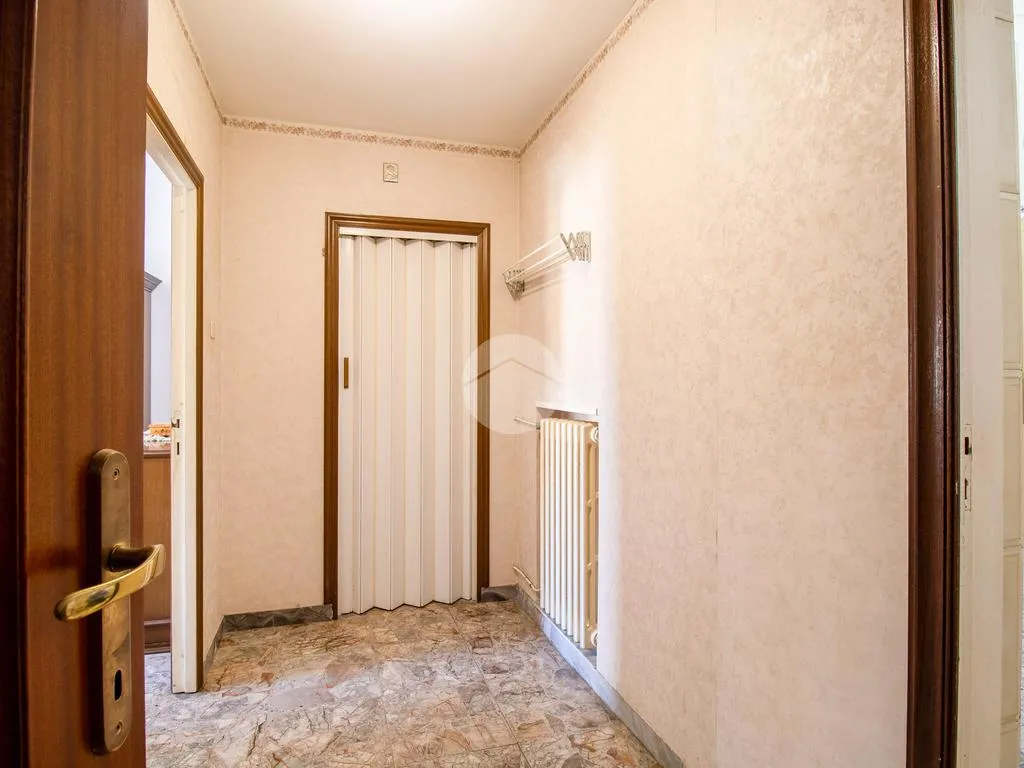 Entrée - Spacious 4-Room Apartment with Garage in Atri