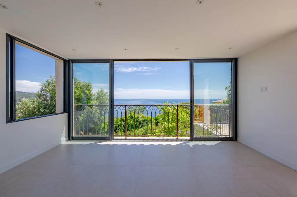 Pièces - Villa Contemporaine avec Vue Panoramique sur la Mer à Sainte-Maxime