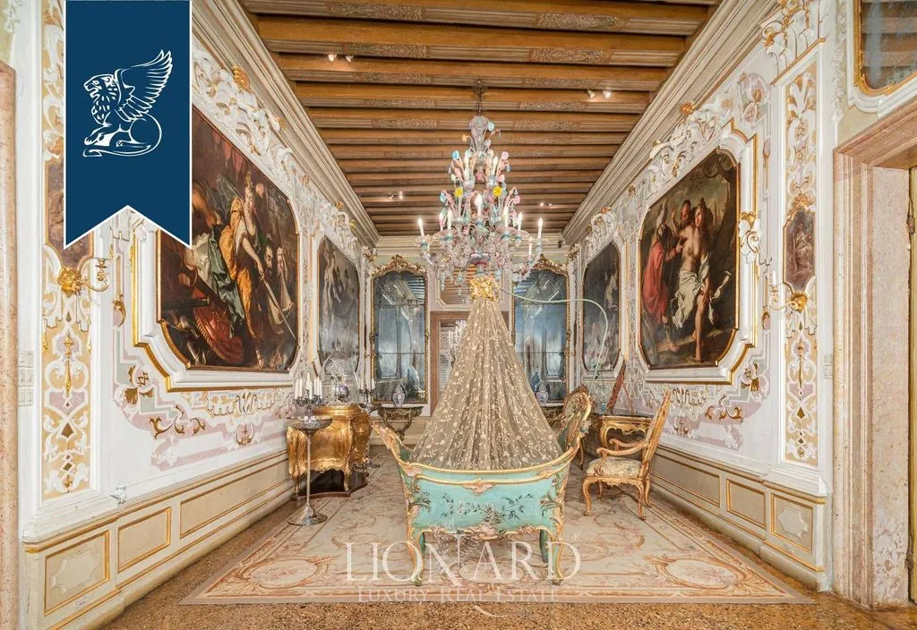 Entrée - Luxury Rococo Apartment with Private Garden in Venice