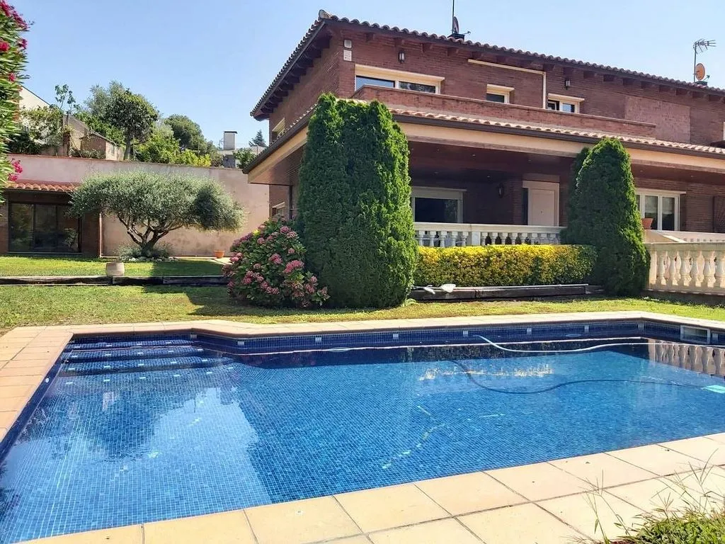 Piscina - Spacious House with Pool in Valldoreix, Sant Cugat