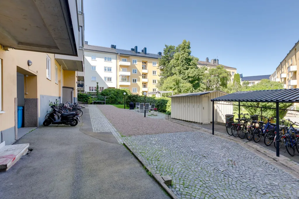 Exterior - Art Deco Flat with Balcony in Central Norrköping