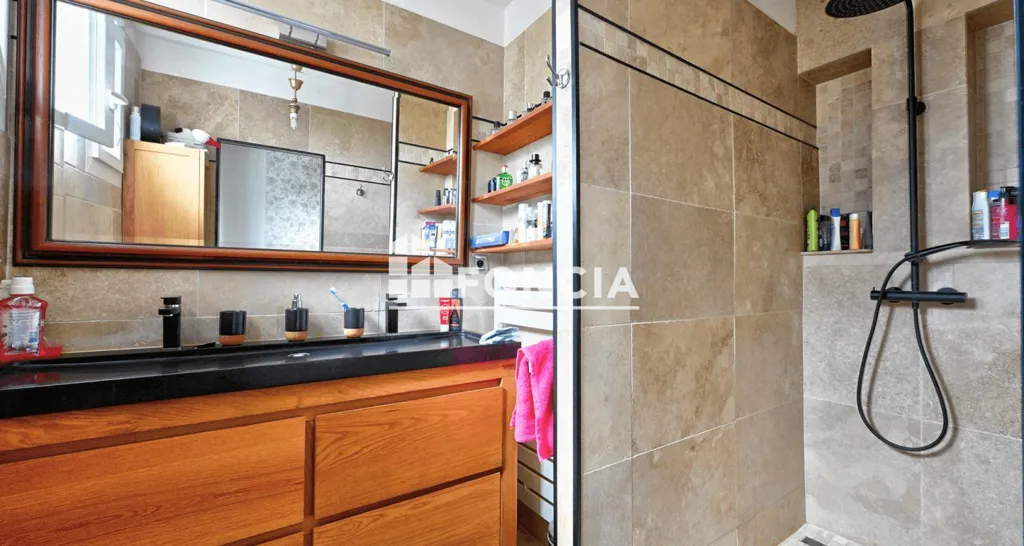 Vannitoad - Three-Bedroom House with Subterranean Space in Osny