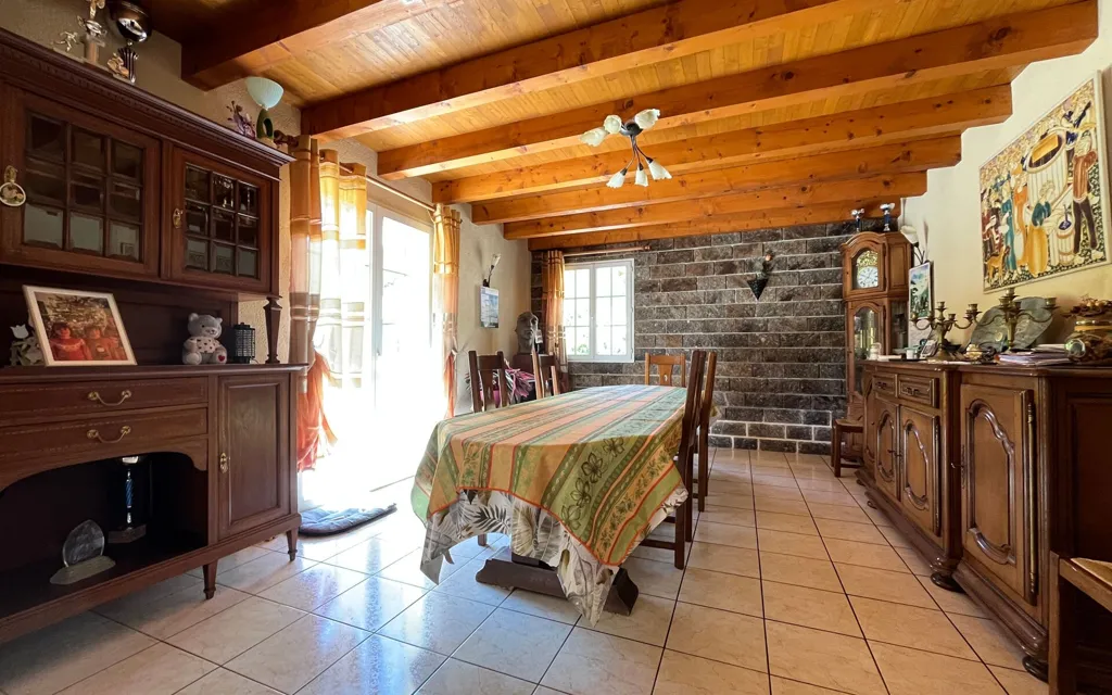 Salle à manger - Maison de Prestige en Pierre avec Tour à Aubin