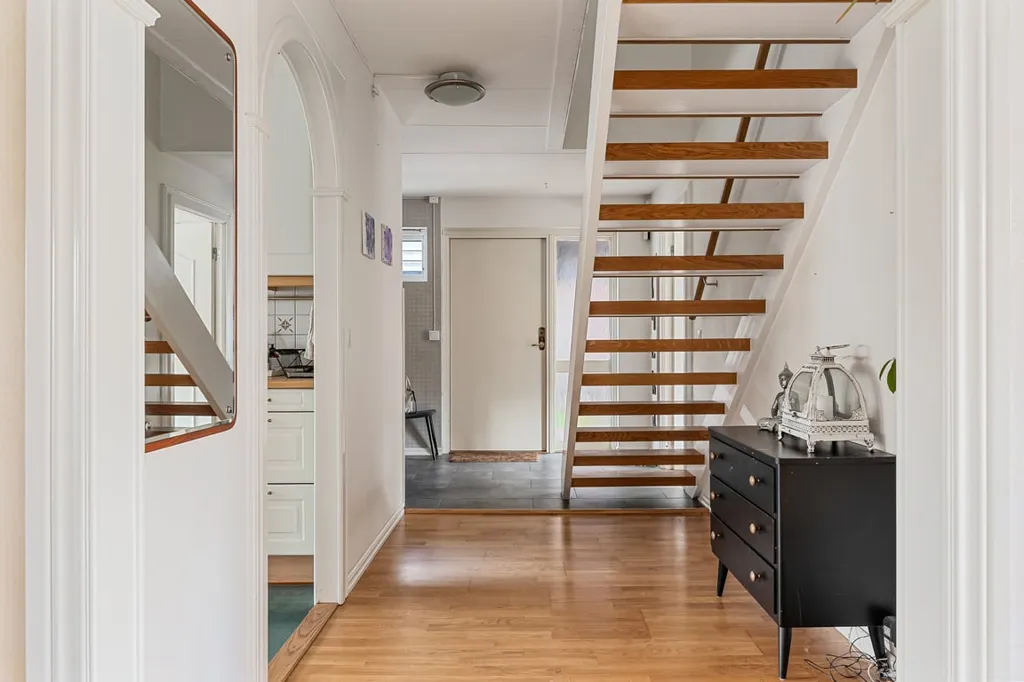 Rooms - 1½-Storey Villa with Spa Deck in Quiet Suburb