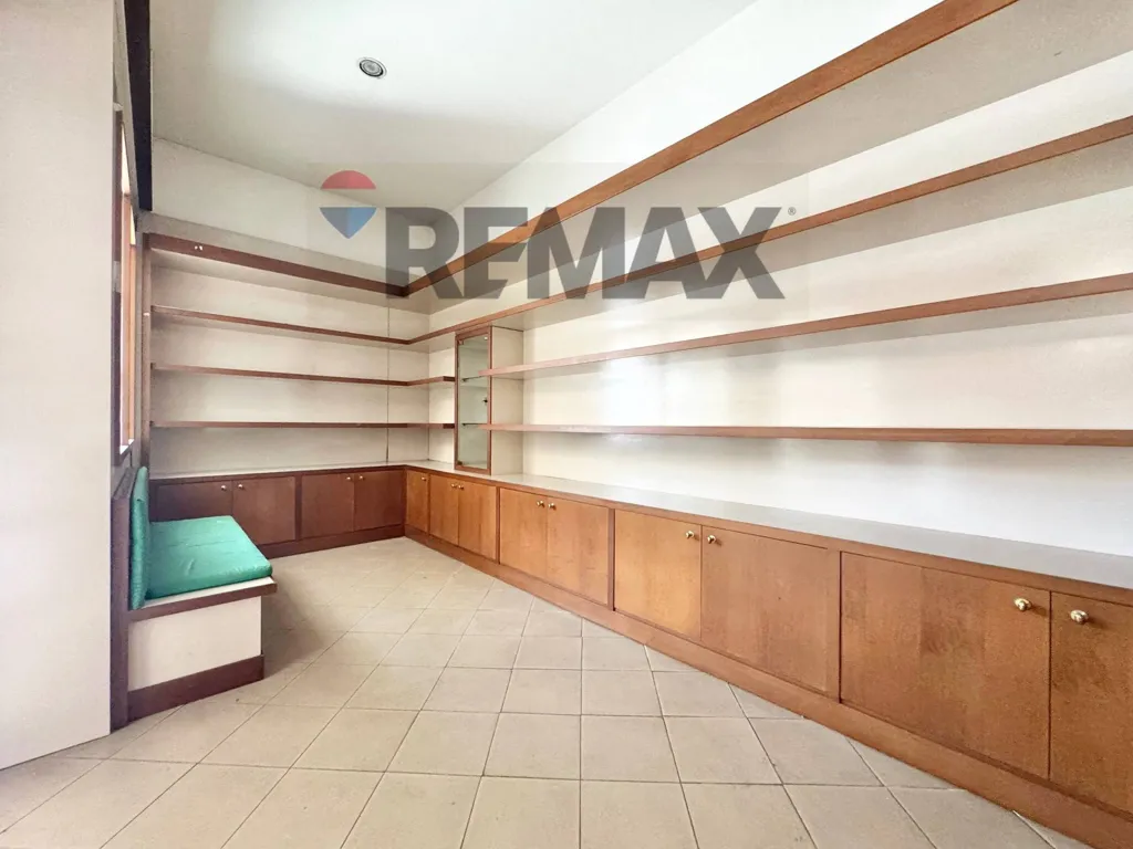 Bureau - Commercial Space with Conversion Potential in Manziana
