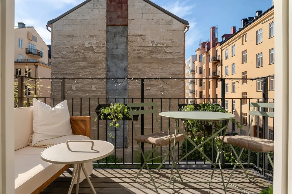 Rõdu - Modern Flat with South-Facing Balcony in Södermalm